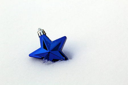 蓝色圣诞树明星玩具躺在白雪公主面前