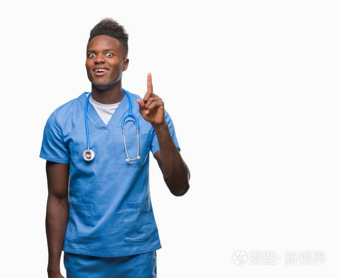 年轻的非裔美国医生，穿着外科医生制服，用手指指着成功的想法。离开而快乐。一号。