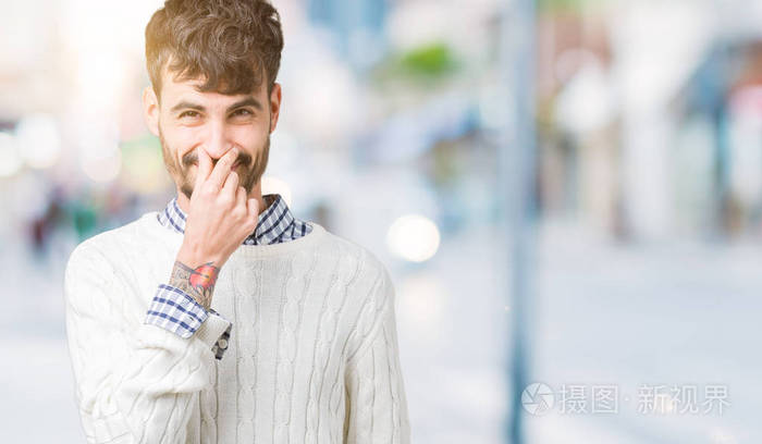 上闻着一些臭而恶心的东西,难以忍受的气味,用手指在鼻子上屏住呼吸