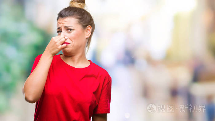 难以忍受的气味,用手指在鼻子上屏住呼吸