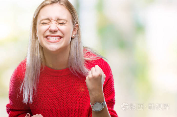 年轻的金发女人穿着冬天的毛衣,在孤立的背景下,非常
