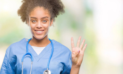 年轻的美国女医生在孤立的背景显示和手指第四，同时微笑自信和快乐。