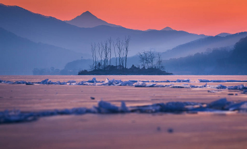 韩国的冬天，韩国阳平的杜穆尔梅里的岛屿和冰湖。