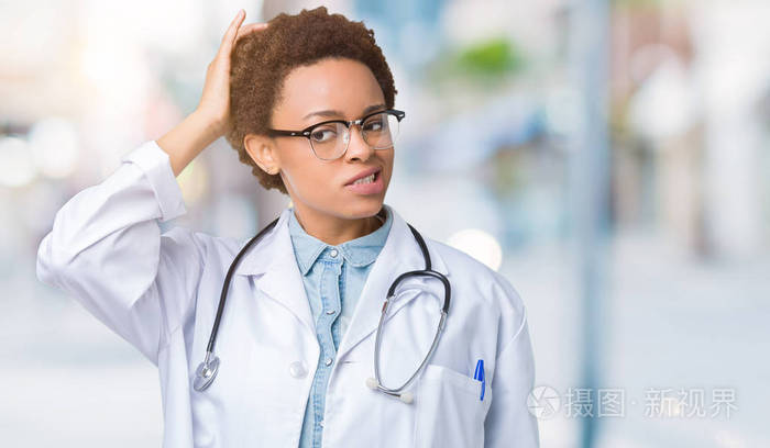 年轻的非洲裔美国医生女士穿着医用外套,在孤立的背景下困惑和好奇的