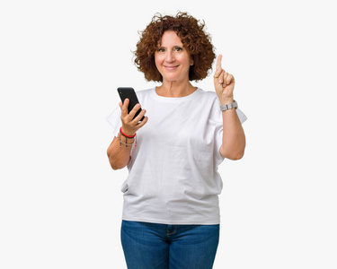 中老年女性使用智能手机并发短信，背景偏远，对一个想法或问题感到惊讶，用手指指着幸福的脸第一