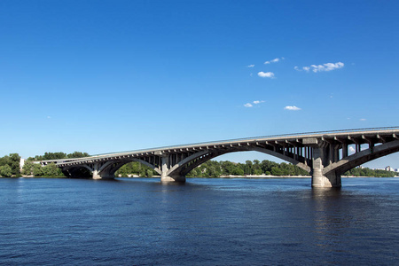 混凝土桥梁拱结构跨江靠天底观路桥。