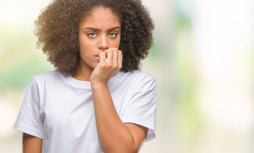 年轻的非洲裔美国妇女孤立的背景上看起来压力和紧张，双手咬着嘴的指甲。 焦虑问题。