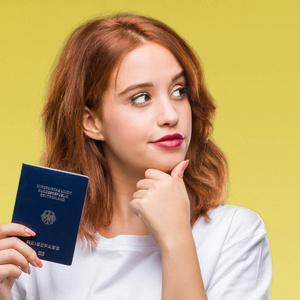 年轻漂亮的女人拿着德国护照，背景偏僻，严肃的脸，思考问题，很困惑的想法