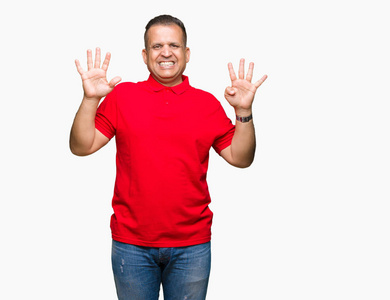 中年阿拉伯男人在孤立的背景上,用手指数字9,同时微笑着自信和快乐.