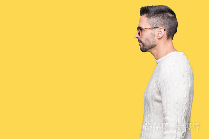 年轻英俊的男人戴着眼镜在孤立的背景下看着侧面放松的轮廓自然的脸