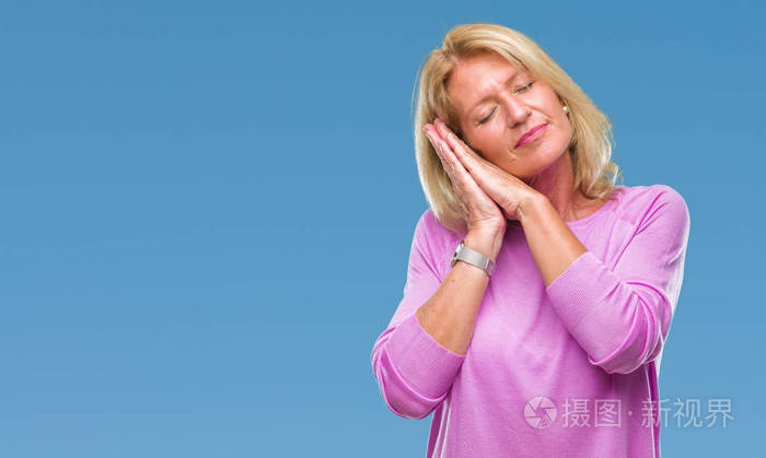 疲惫的梦,用手摆姿势,同时闭着眼睛微笑