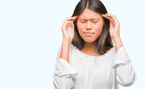 年轻的亚洲妇女超过孤立的背景，手在头上疼痛，因为压力。 偏头痛。