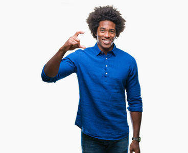 美国黑人男子在孤立的背景上微笑和自信的手势与手做大小标志与手指，同时看和相机。 测量概念。