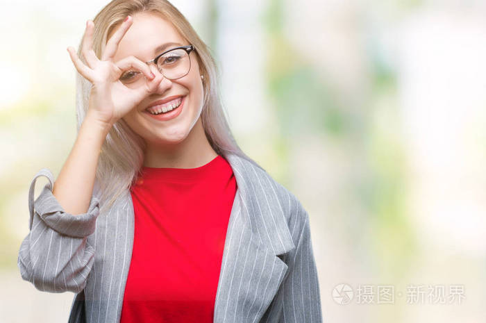 在孤立的背景下做着ok的手势,用手微笑的眼睛透过手指看着快乐的脸