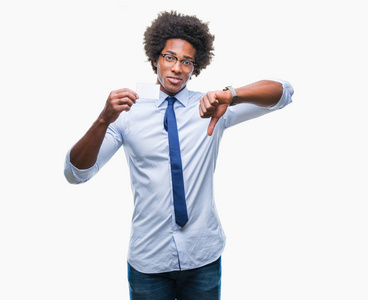 美国男人拿着名片在孤立的背景下，愤怒的脸，消极的标志，表示不喜欢，拇指向下拒绝的概念