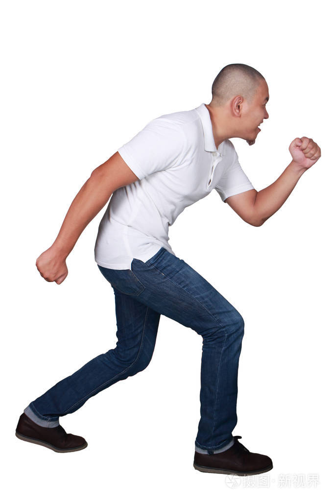 穿着白衬衫和蓝色牛仔裤的年轻商人向前跑去白色隔离全身肖像