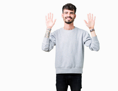 年轻英俊的男人穿着运动衫，在孤立的背景上，用手指10号，微笑着自信和快乐。