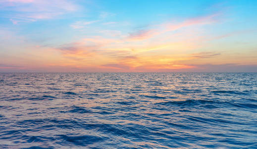 美丽的日落天空，海浪在放松的度假时间，平静的海景在五彩缤纷的晚霞中