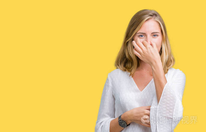 用手指在鼻子上屏住呼吸