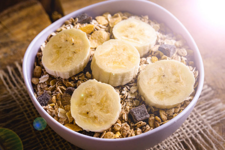 谷类种子燕麦和香蕉片是早餐或下午小吃的健康食品。