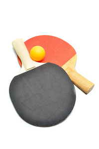 乒乓球拍和球隔在白色上图片