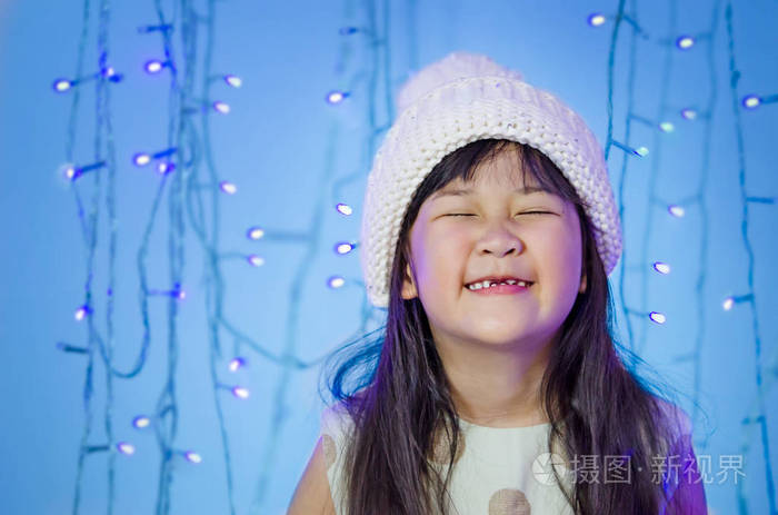 亚洲小可爱女孩的肖像背景上有bokeh的光芒