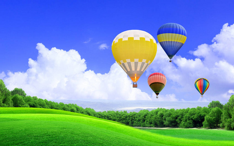 热气球漂浮在山上的天空中图片