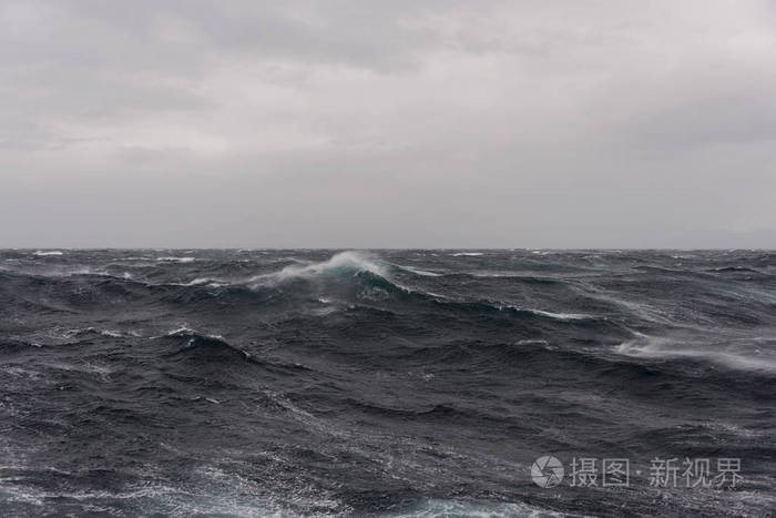 白天美丽的暴风雨海