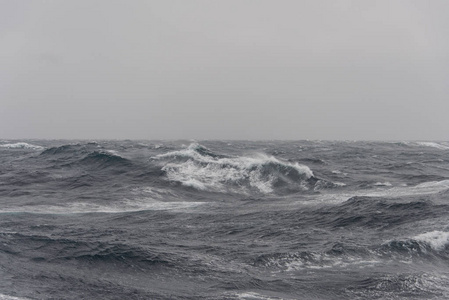 白天美丽的暴风雨海照片