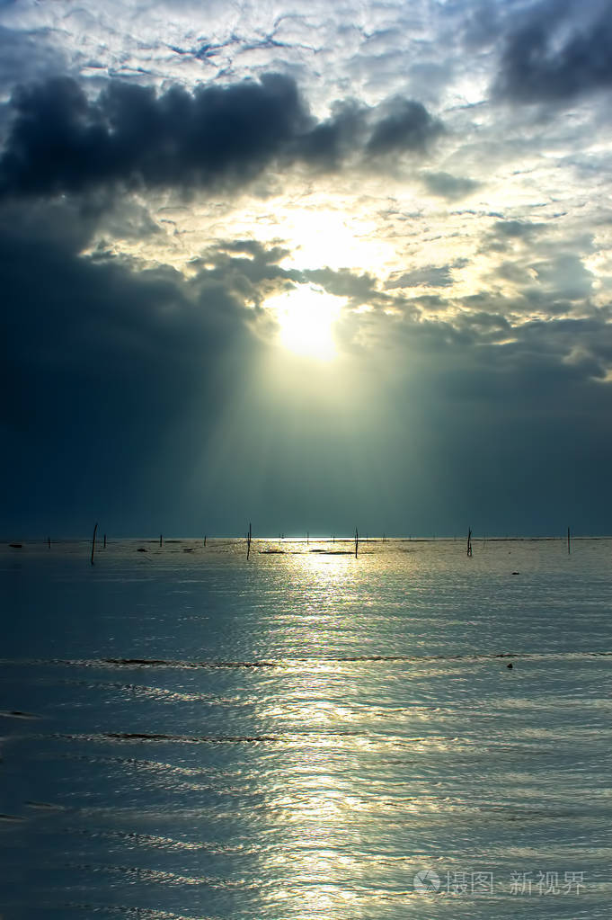 乌云后面的大气日出显示出明亮的彩色太阳