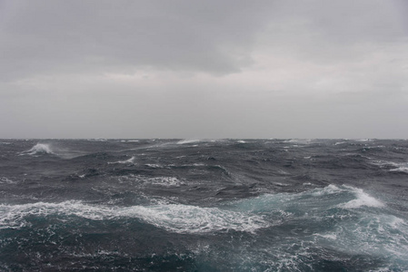 白天美丽的暴风雨海照片