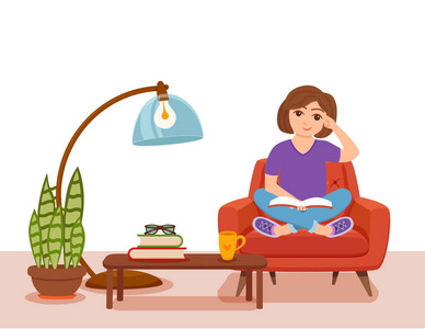 年轻的女人坐在扶手椅上看书。 彩色卡通矢量插图女孩学习。 现代客厅平面风格内部与落地灯房植物表。