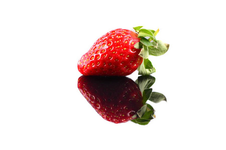 白色背景上分离的草莓