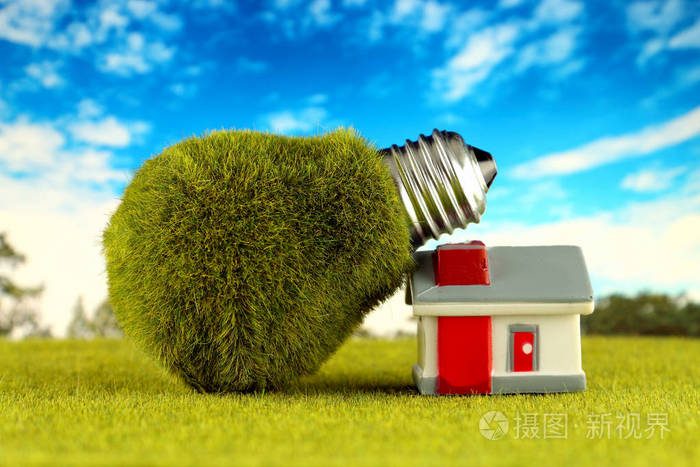 绿色环保灯泡和微型房子可再生能源概念家庭节能的电价