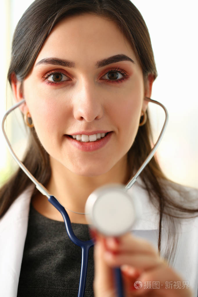 肖像美丽的微笑的女医生举行