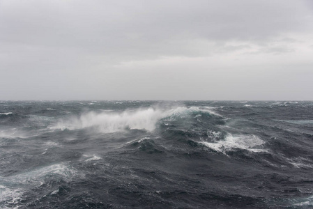 白天美丽的暴风雨海照片