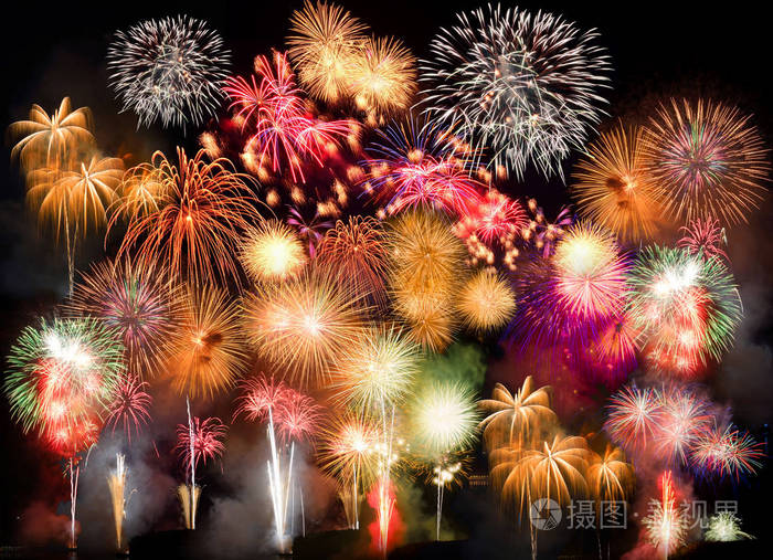 五颜六色的烟花烟花是一类用于审美和娱乐目的的爆炸烟火装置低光软焦