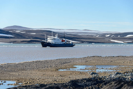 南极景观，船靠海岸线航行
