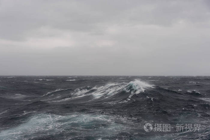 白天美丽的暴风雨海