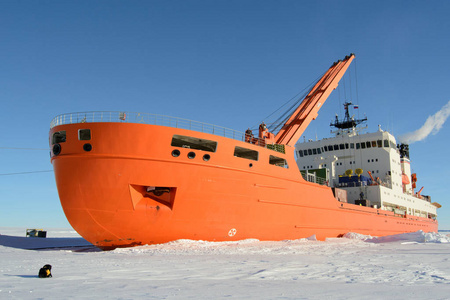 探险船在冰上