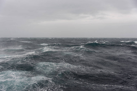 白天美丽的暴风雨海