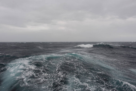 白天美丽的暴风雨海