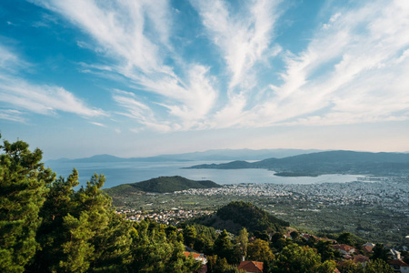 从高山看沿海城市图片