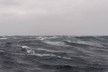 白天美丽的暴风雨海