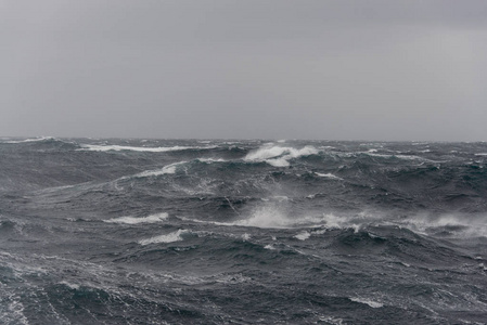 白天美丽的暴风雨海