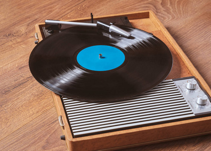 旧的留声机，有一个乙烯基记录的木制桌面老式风格。