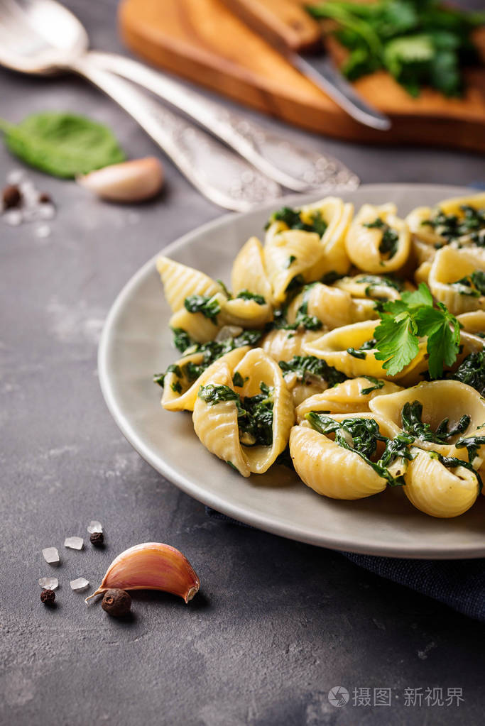 Conchiglioni 面菠菜奶油汁