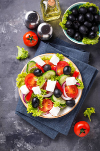 传统希腊沙拉配奶酪 橄榄和蔬菜