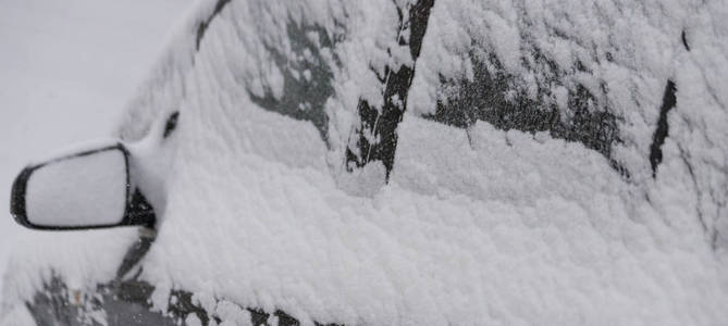 2018年12月16日，索非亚市的暴风雪，一辆覆盖着雪的汽车
