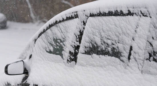 2018年12月16日，索非亚市的暴风雪，一辆覆盖着雪的汽车